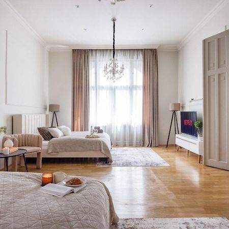 Timeless Elegant Apartment By Opera House Budapest Bagian luar foto
