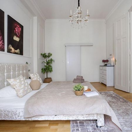 Timeless Elegant Apartment By Opera House Budapest Bagian luar foto