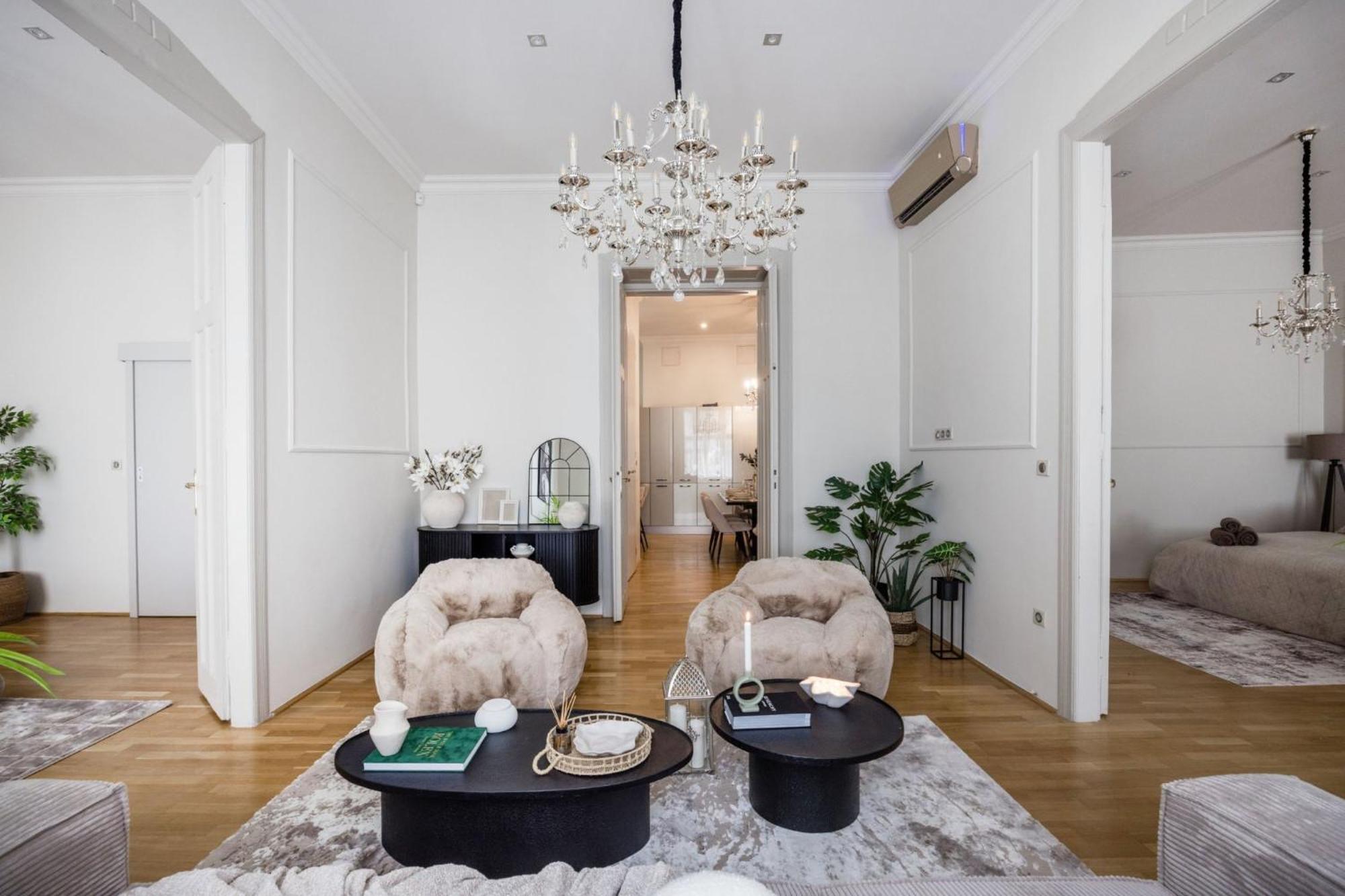 Timeless Elegant Apartment By Opera House Budapest Bagian luar foto