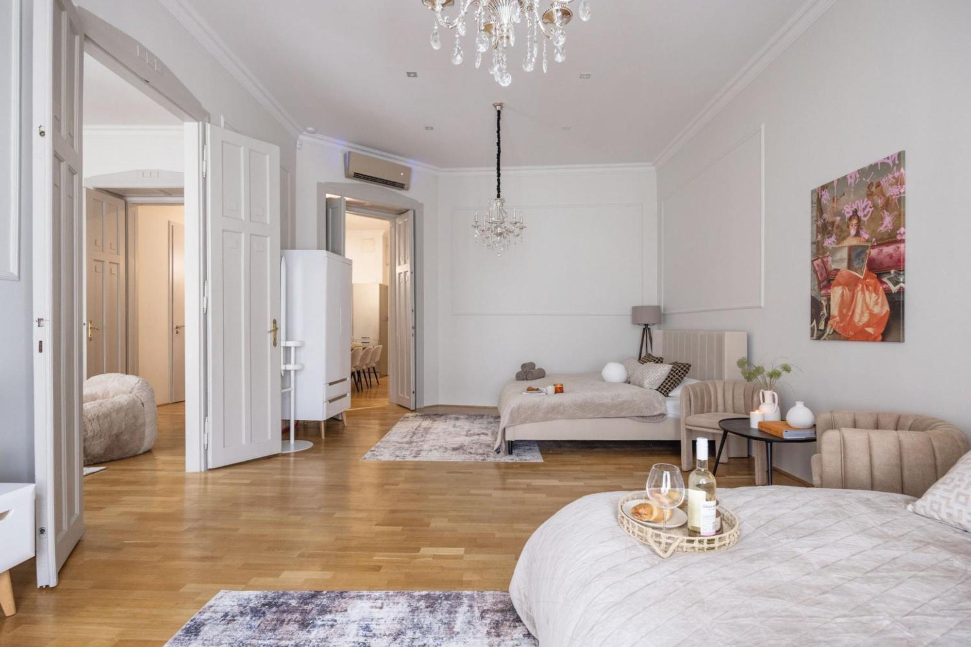 Timeless Elegant Apartment By Opera House Budapest Bagian luar foto