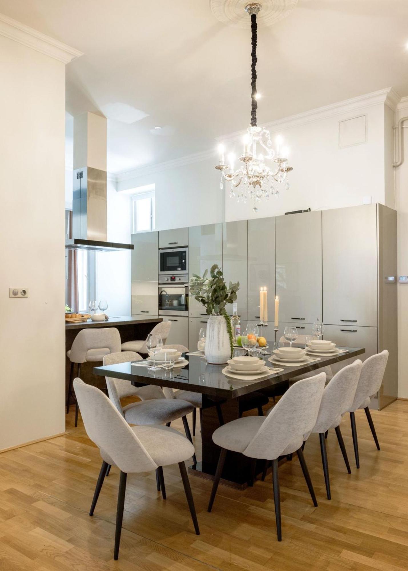 Timeless Elegant Apartment By Opera House Budapest Bagian luar foto