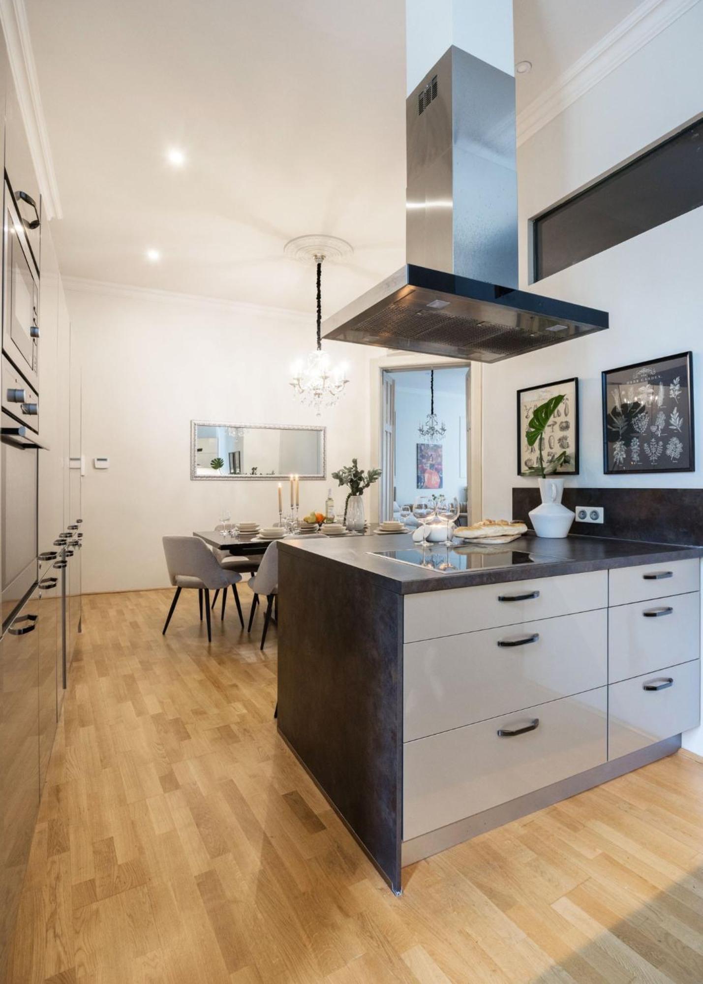 Timeless Elegant Apartment By Opera House Budapest Bagian luar foto