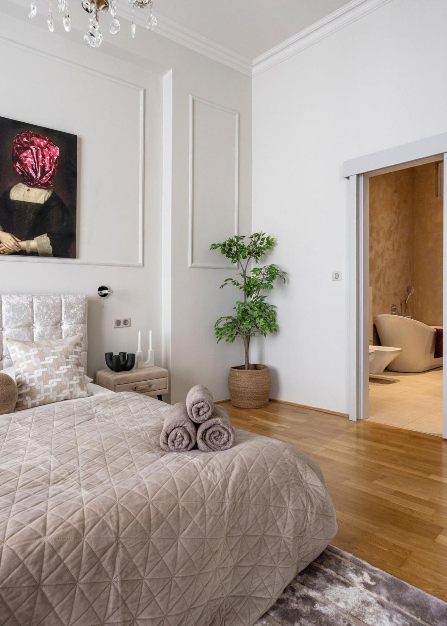 Timeless Elegant Apartment By Opera House Budapest Bagian luar foto